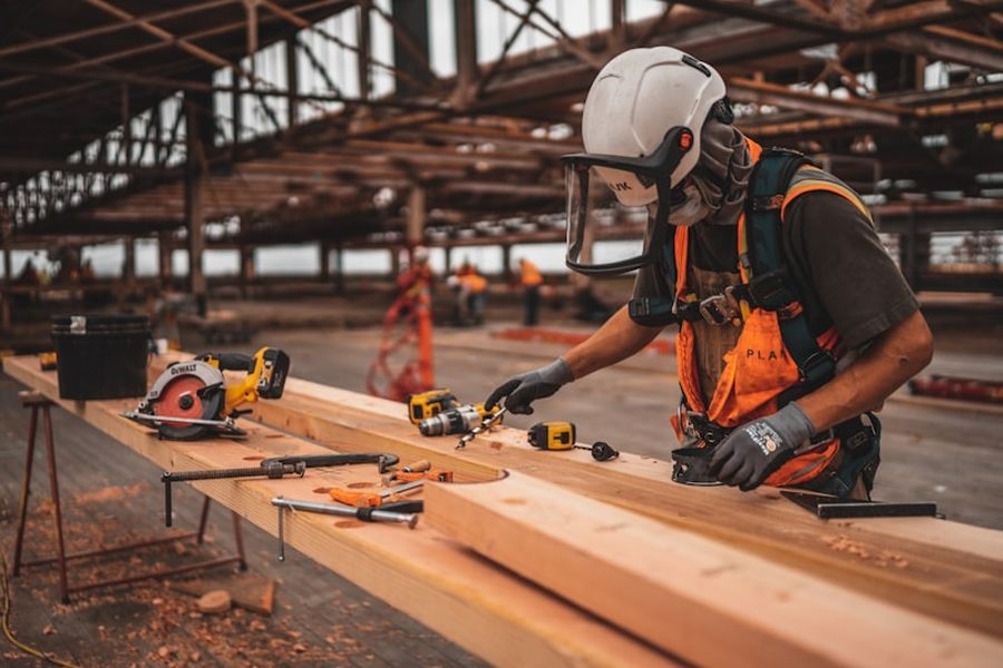 Un peintre sur un chantier