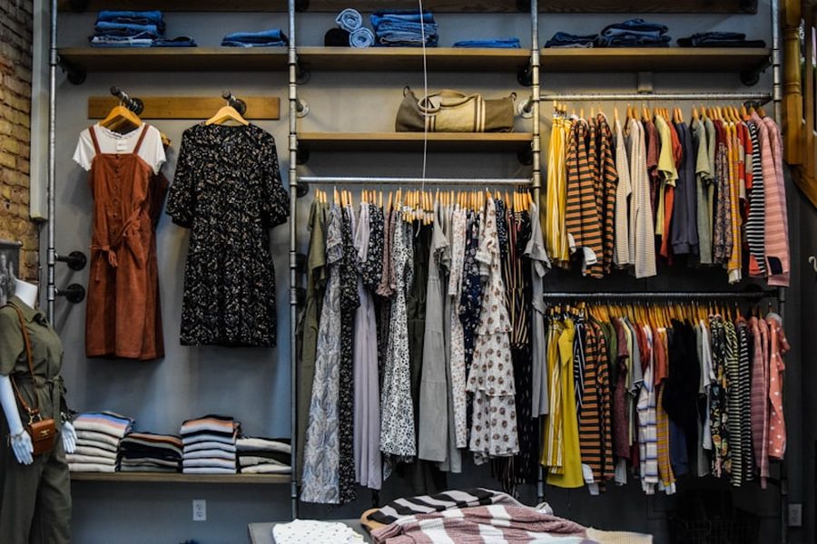 Une boutique de vêtements